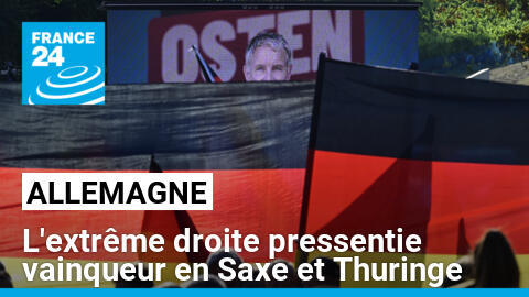 Meeting du parti d'extrême droite AfD, avec en arrière-plan un écran montrant son leader en Thuringe Björn Höcke, le 31 août 2024 à Erfurt, dans l'est de l'Allemagne